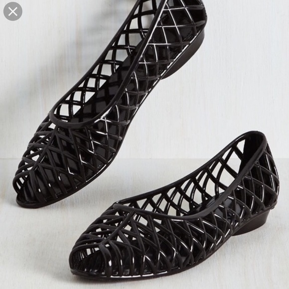 black jelly pumps
